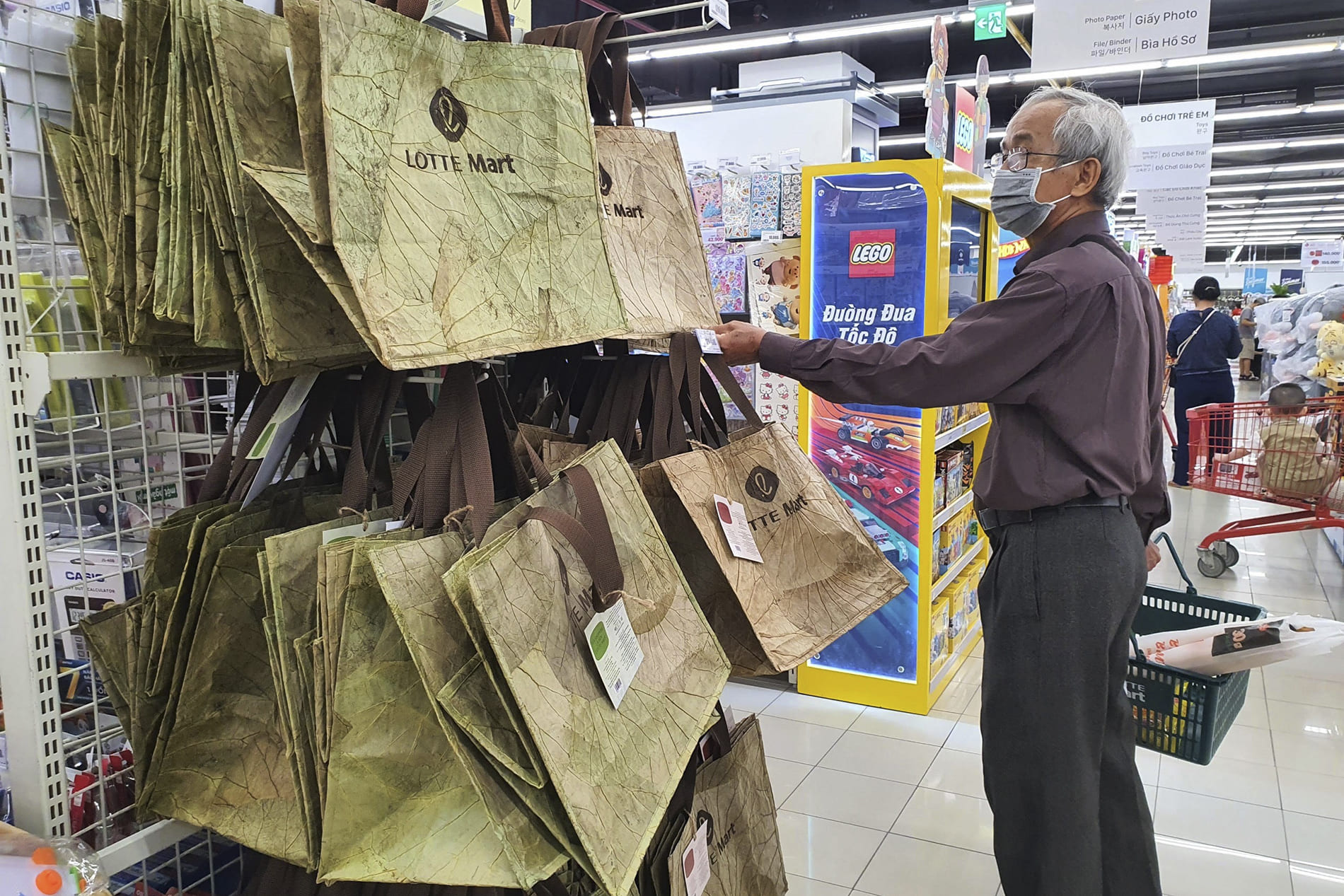 Vietnam making effort to break plastic bag habit